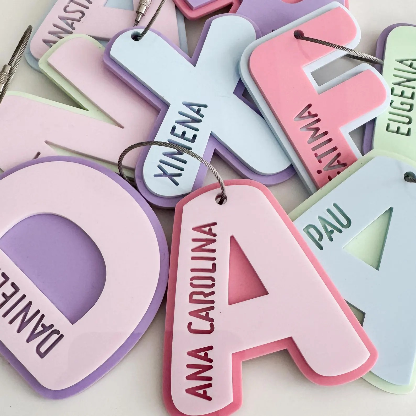 カスタムレター中空ネームキーホルダー、パーソナライズされた大 - Resin Art Alphabet のレビューと価格