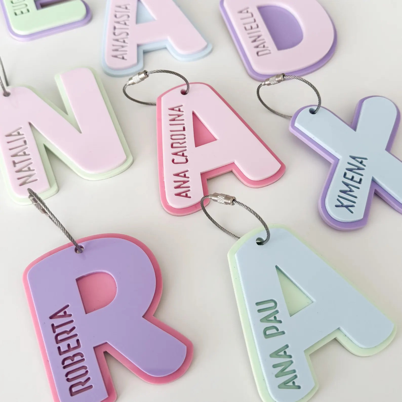 カスタムレター中空ネームキーホルダー、パーソナライズされた大 - Resin Art Alphabet のレビューと価格